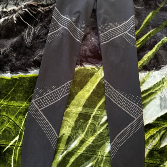 XS Under Armour Active Leggings - Picture 2 of 4